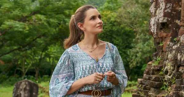 rachael leigh cook in a tourist
