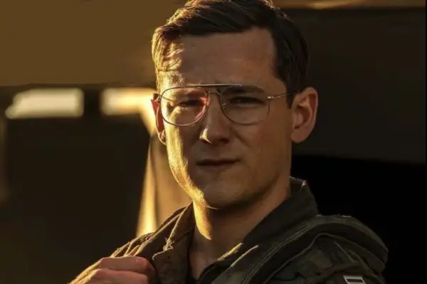 Lewis Pullman plays Lieutenant Bob Floyd