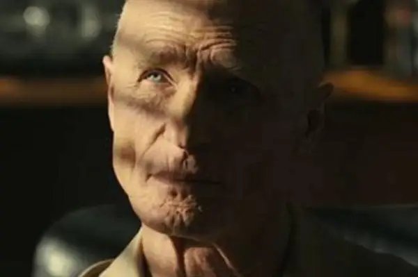 Ed Harris plays a Rear Admiral