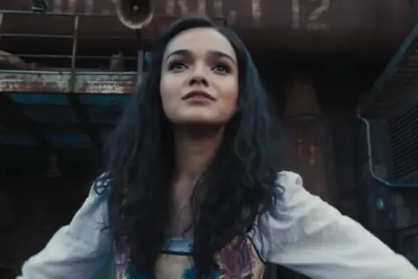 Rachel Zegler plays Lucy Gray Baird wearing a grey outfit