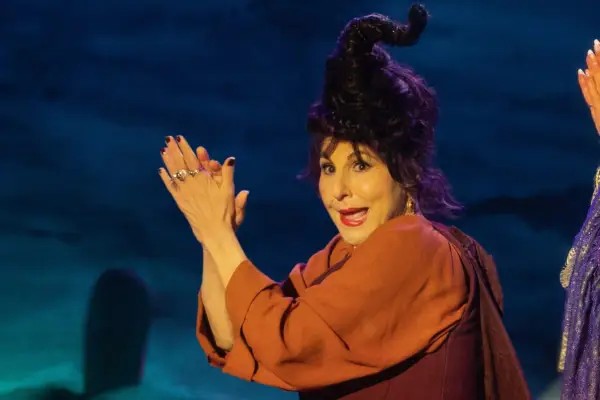 Kathy Najimy plays Mary Sanderson