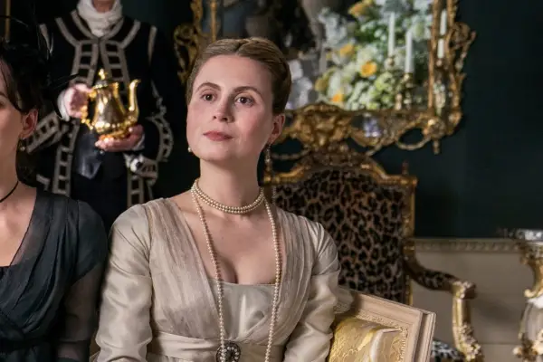 Yolanda Kettle plays Elizabeth Elliot