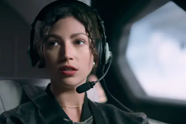 Úrsula Corberó as Camila in Lift