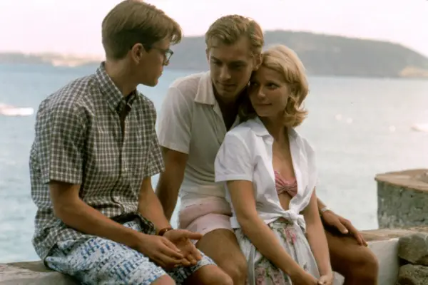 Matt Damon as Tom Ripley, Gwyneth Paltrow as Marge Sherwood and Jude Law as Dickie Greenleaf in The Talented Mr Ripley, sat by the seafront