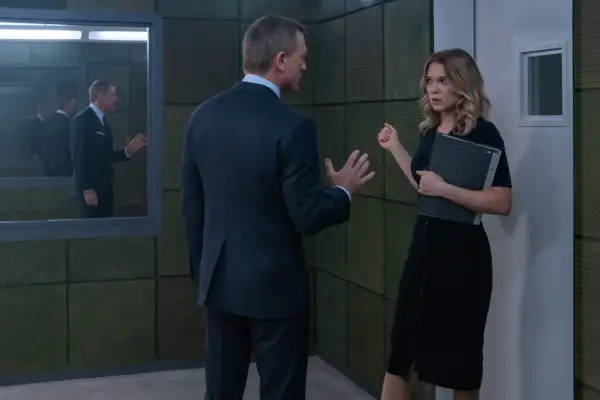 James Bond (Daniel Craig) in discussion with Dr. Madeleine Swann (Léa Seydoux) in