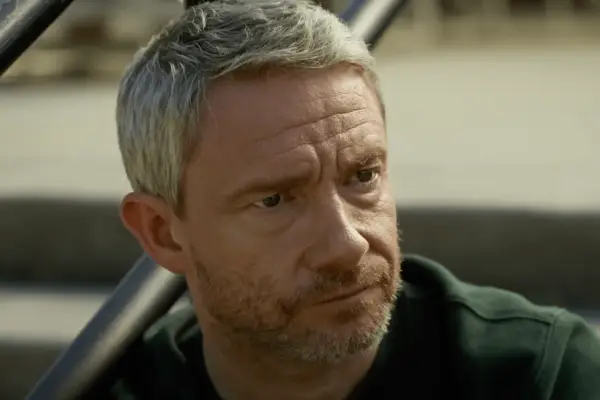 Kad jūs varat skatīties Millera meiteni ar Džennu Ortega un Mārtinu Frīmenu galvenajās lomās?