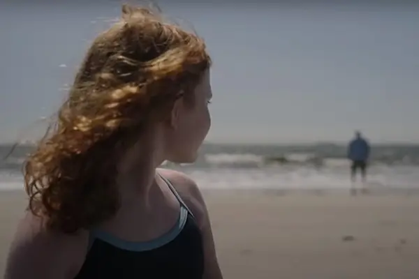 Jacey Sink as young Ellie on a beach in The Whale.