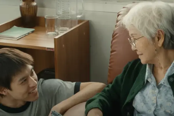 Jak obejrzeć film Jak zarobić miliony, zanim umrze babcia – czy można oglądać w Wielkiej Brytanii?