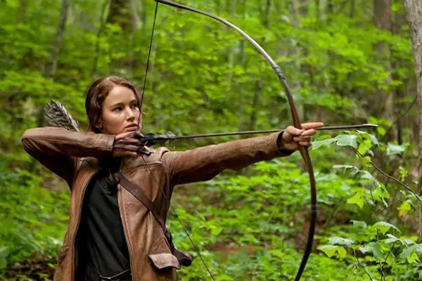Jennifer Lawrence in Catching Fire using a bow and arrow
