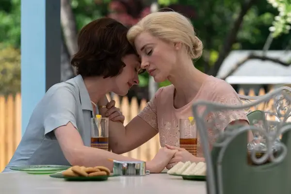 Mothers' Instinct-slutt forklart: Sjokkerende spoilere for Jessica Chastain og Anne Hathaway-filmen