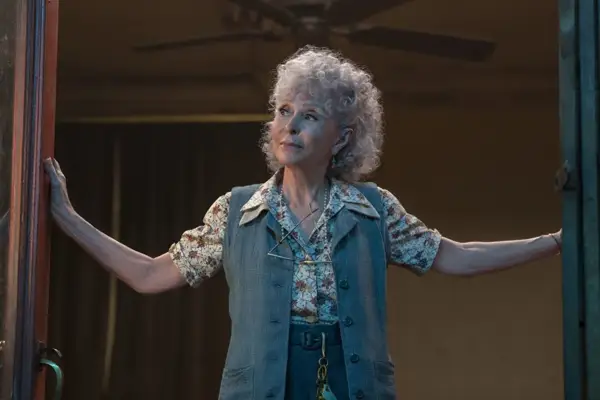 Rita Moreno plays Valentina