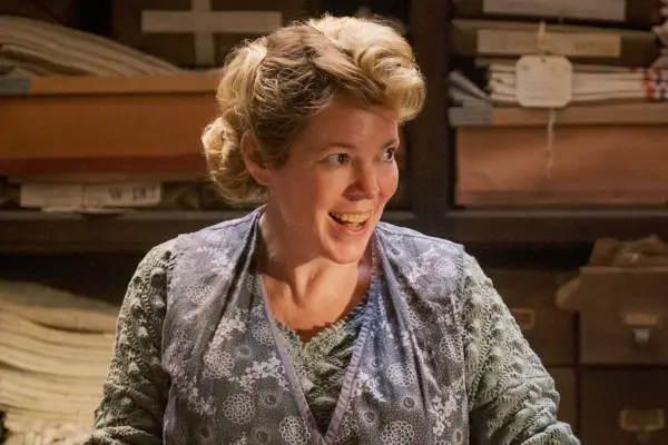 Olivia Colman as Mrs Scrubbit in Wonka smiling, wearing a green dress
