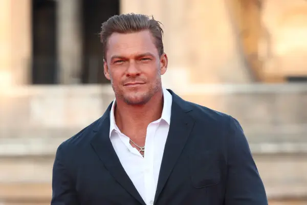 Letty (Michelle Rodriguez) and Mia (Jordana Brewster)