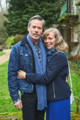Guy Pearce as Mike Young and Annie Jones as Jane Harris in Neighbours.