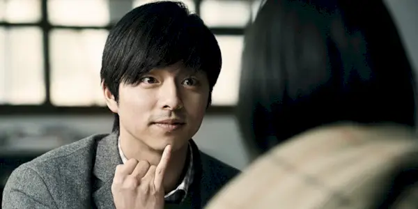 Kang In-ho, played by Gong Yoo holding hand up in Silenced