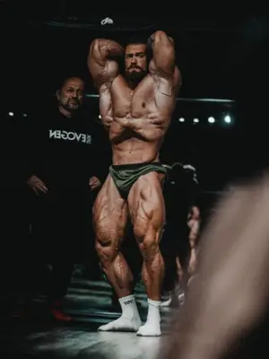 Wie groß ist CBUM? Das Internet lobte einmal den 4-fachen Olympia-Gewinner für seinen klassischen Körper und perfekte Proportionen