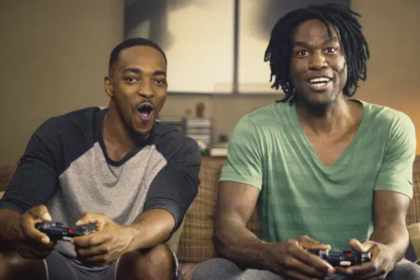 Paapa Essiedu as Gaap in Black Mirror, wearing a white outfit