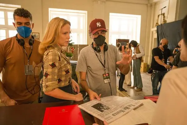 Aryè Campos (center) seen on the sets of the movie 