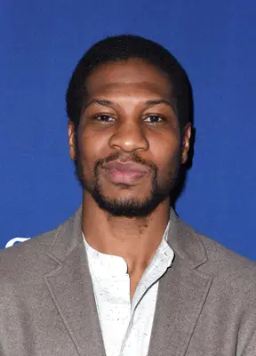 “Lovecraft Country”: Iepazīstieties ar Džonatanu Majoriem, Jurnee Smollet-Bell un pārējiem HBO šausmu sērijas dalībniekiem