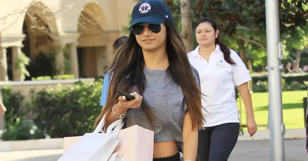 Mia Khalifa demonstrē atlētisko ķermeni, kas komplektā ar tonizētiem ieročiem, abs sporta krūšturī: Es tagad esmu swole