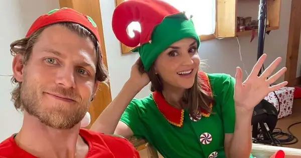 Det är säsongen att vara glad: 5 saker att veta om Rachael Leigh Cook och cast