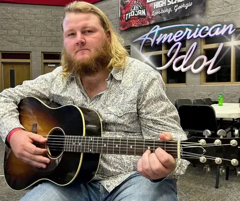 Hvem er vil Moseley? 'American Idol' sæson 22 Deltager's Shattered Football Dream inspirerede ham til at lære guitar