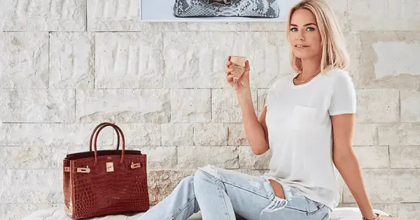 Karolīnas Stenberijas tīrā vērtība: “Dubaijas“ Īstajām mājsaimniecēm ”zvaigznei ir rokassomu kolekcija, kura vērtība ir vairāk nekā 100 000 USD