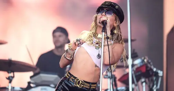 Miley Cyrus idzie topless dla Rolling Stone Cover, Internet mówi „Zrujnowane dzieciństwo”, ponieważ Hannah Montana jest „naga”