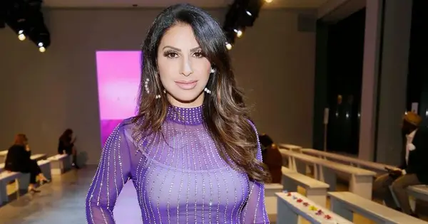 Kas ir Dženiferas Aidinas tīrā vērtība? Iepazīstieties ar Rhonj zvaigzni, kas ir apsēsta ar ģimeni, tradīcijām un Chanel