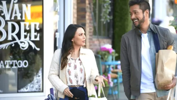 “Tieši man priekšā” pilna dalībnieku saraksts: Iepazīstieties ar Janel Parrish, Marco Grazzini un citām zvaigznēm no Hallmark Movie