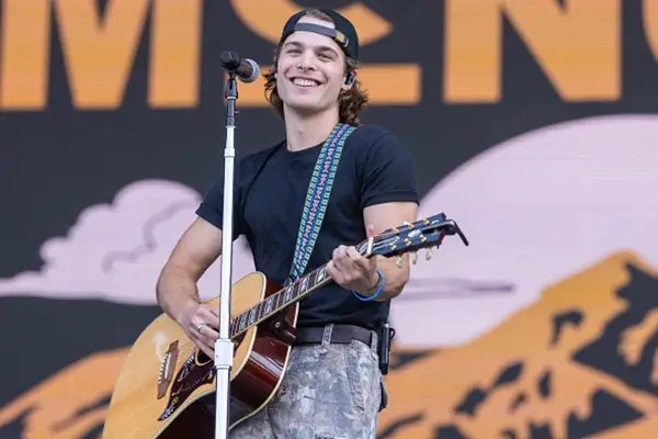 Aquest concursant American Idol va deixar bruscament el programa, però ara la seva cançó a Billboard i al llavi de tothom