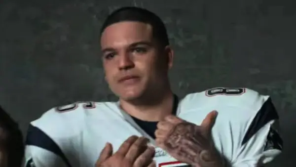 Josh Andrés Rivera as Aaron Hernandez in a still from 