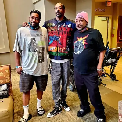 Kim jest „bliźniacze” brata Snoop Dogga? Trener „The Voice” 26 Sezonowy Trener Przypadek ze swoim przyrodnim rodzeństwem