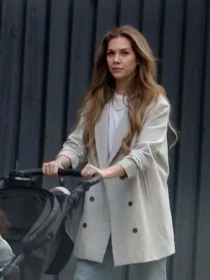 Allison Holker spatřil na sobě snubní prsten během procházky s dětmi měsíce poté, co manžel Stephen 'Twitch' Boss 'smrt