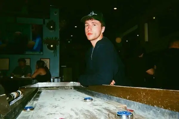 Le concurrent de `` The Voice '', Jeremy Beloate, refuse d'être défini par les tragédies familiales, mais elle le compose