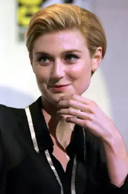 Elizabeth Debickis datinghistorie: Et tæt kig på 'The Crown' Star's Incredible Private Romantic Life