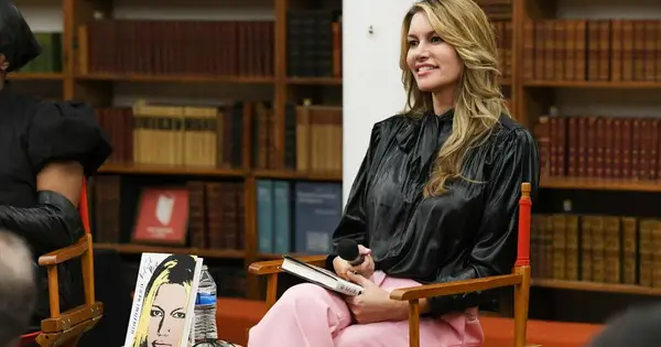 Supermodell Susan Holmes McKagan blir uppriktig om Guns N 'Roses i sociala medier och hennes senaste bok