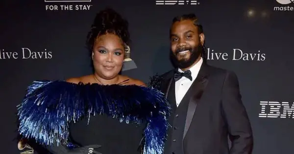 Quina altura té Lizzo? El raper va colpejar un popular senderisme en talons de la plataforma de 7 polzades