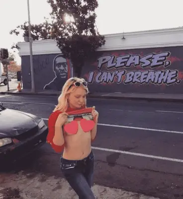 Kad ir Dakotas Skye bēres? Draugi organizē piemiņas zīmi terorizētai pornozvaigznei