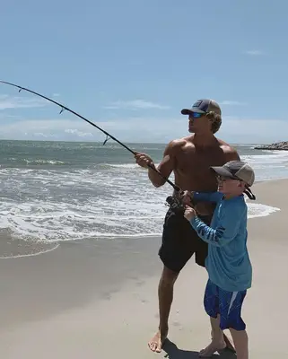 La star de `` The Anonymous '', Christopher Shulstad, est un modèle qui promeut une entreprise très louche