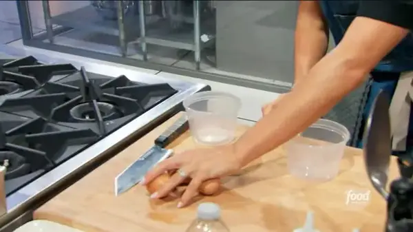 Fans on Reddit criticized Mika Leon for her unsanitary culinary standards (FoodNetwork)