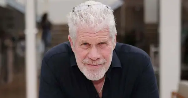 Ron Perlmanの純資産とは何ですか？ 「ヘルボーイ」俳優は、WGAストライクに関するコメントでスタジオエグゼクティブを非難します