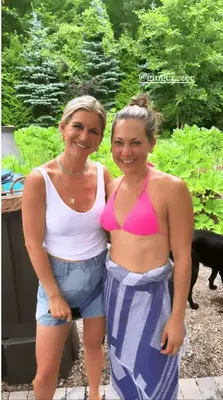 A estrela 'GMA' Ginger Zee atordoa em minúsculo biquíni rosa dias depois de comemorar o aniversário de 70 anos de sua mãe