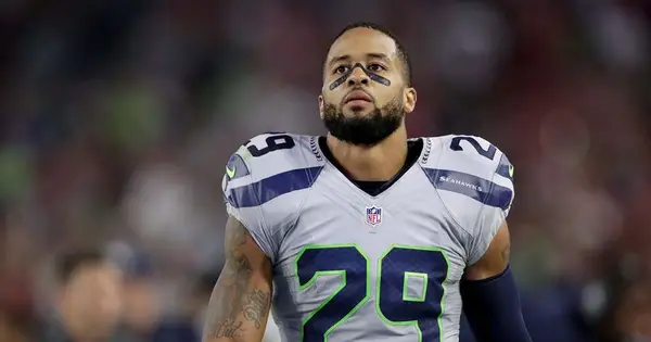 NFL -ster Earl Thomas gehouden onder schot door de vrouw nadat ze hem met verschillende vrouwen naakt in bed vindt