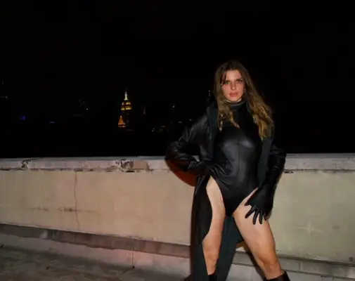 Was ist Julia Fox 'Nettovermögen? Die Schauspielerin lief mit 16 aufgrund einer angespannten Beziehung zu ihren Eltern weg