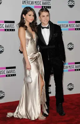 Singers Selena Gomez (L) and Justin Bieber arrive at the 2011 American Music Awards held at Nokia Theatre L.A. LIVE on November 20, 2011, in Los Angeles, California. (Photo by Jason Merritt/Getty Images)