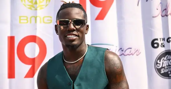 ジャマル・ロバーツは最初の黒人「アメリカン・アイドル」の勝者として歴史を作りましたが、Netflixは彼に13.5 mの渡しをしましたか？