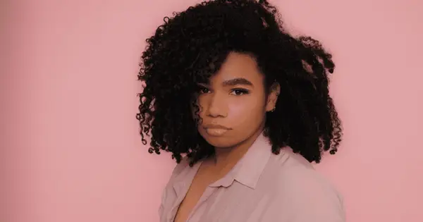 Wer sind wir ani? The Voice Top -Künstler, um amerikanische Idol -Fans mit einer Stimme zu locken, für die sie einst gemobbt wurde