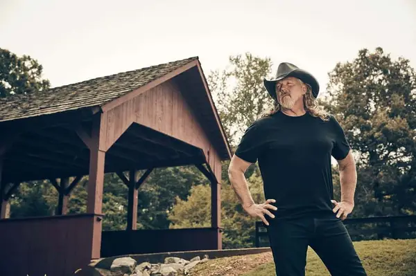 Trace Adkins was once trolled online for his tall height (@traceadkins/Instagram)