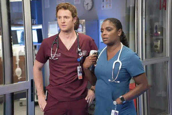 Gli scrittori della stagione 5 di Chicago Med devono evitare le insidie ​​di Grey's Anatomy quando raccontano la storia del cancro di Maggie